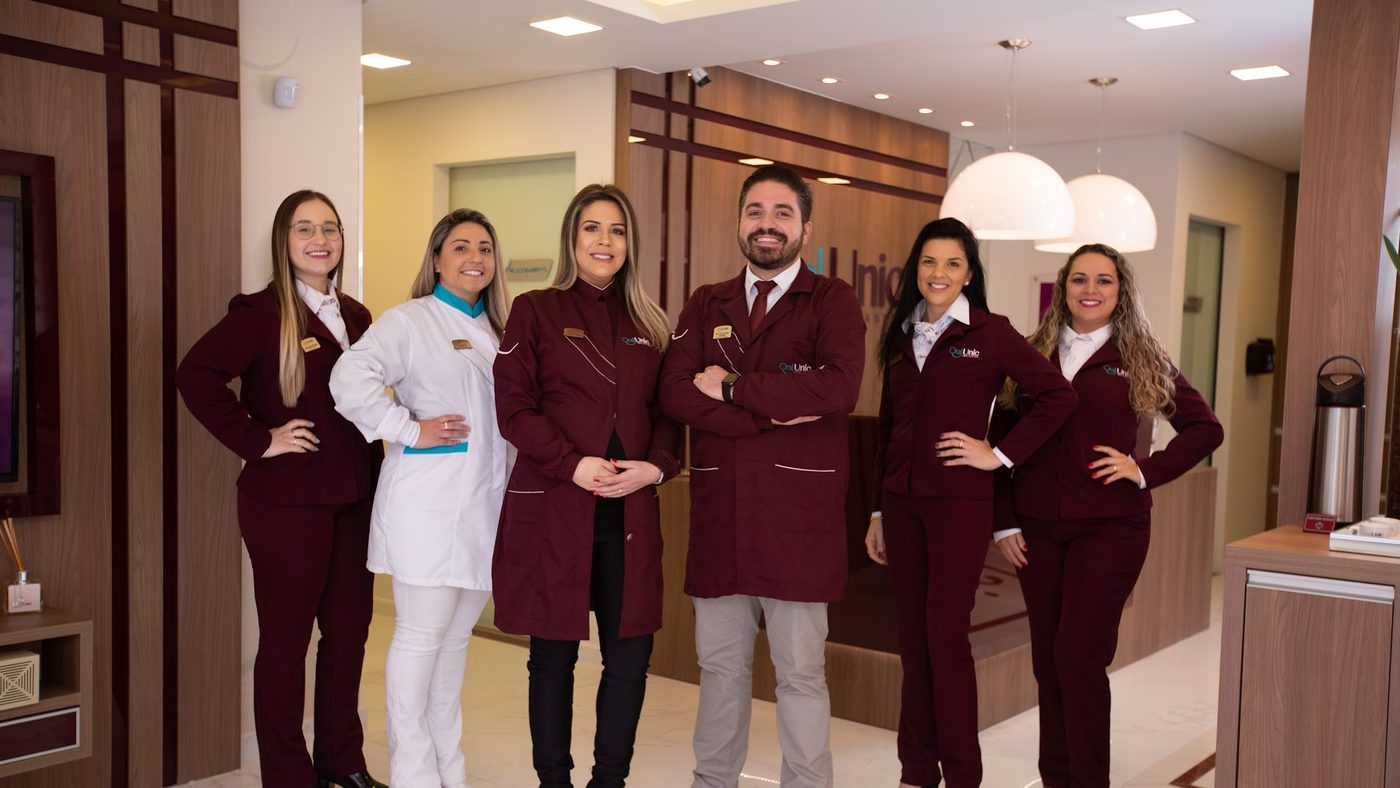 Equipe da Oral Unic Bento Gonçalves na recepção da clínica